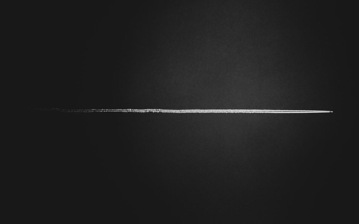 a black and white photo of a thin line