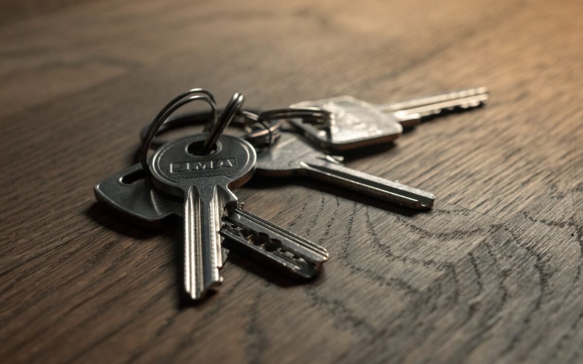 a bunch of keys sitting on top of a wooden table